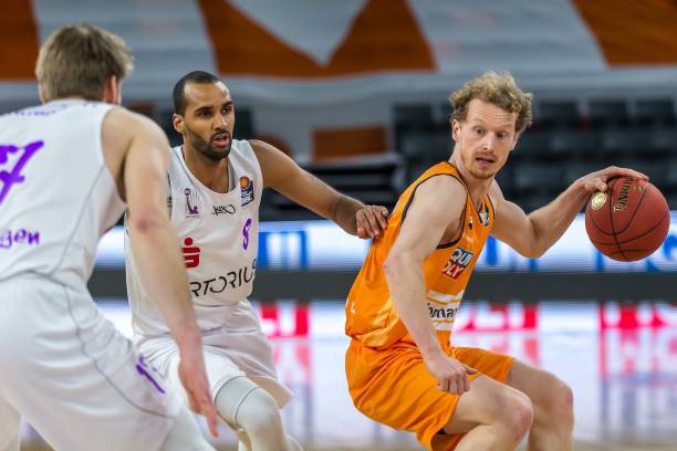 他的持球推 他的持球推